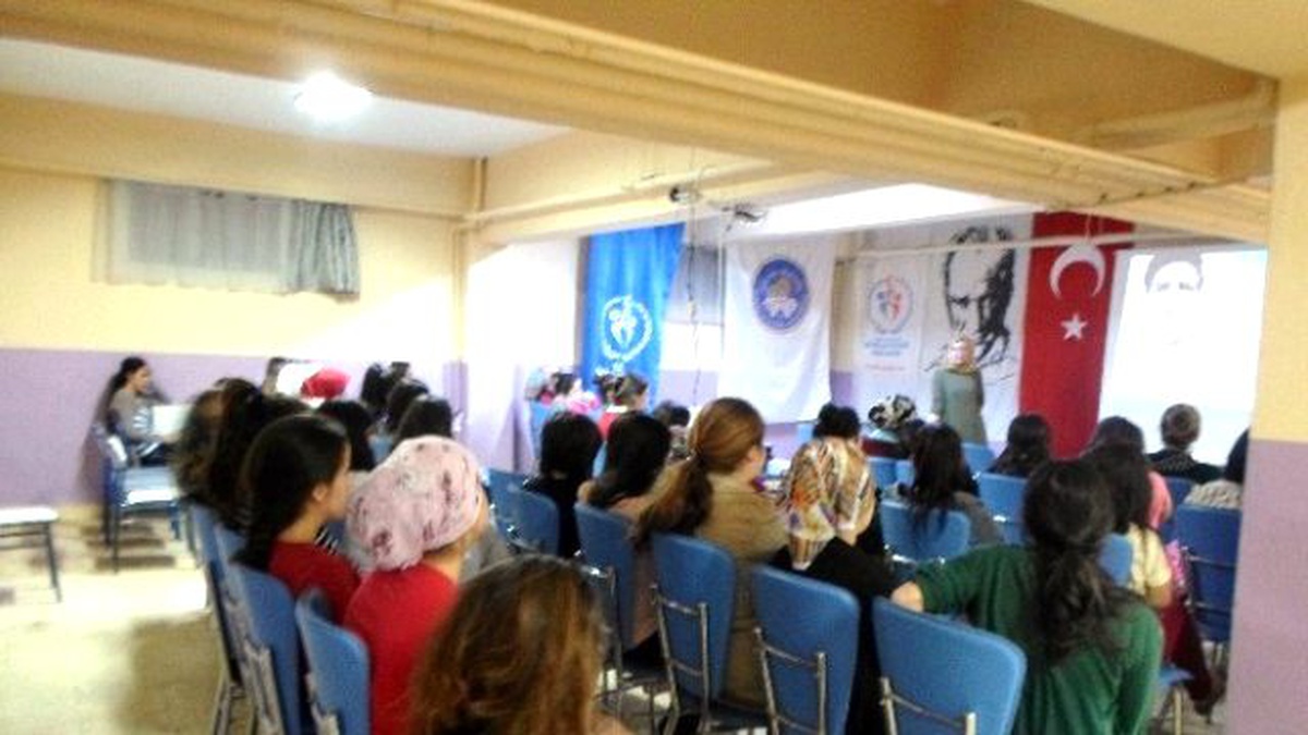 Yurt-Kur Gediz Kız Öğrenci Yurdu\'nda Öğrencilerle \'Farkındalık Konferansı\' Verildi