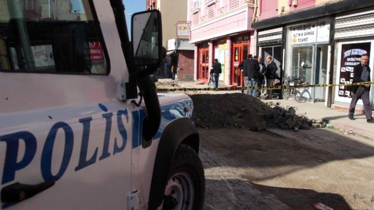 Adana\'da Yüzü Maskeli 3 Kişi Kuyumcu Soydu