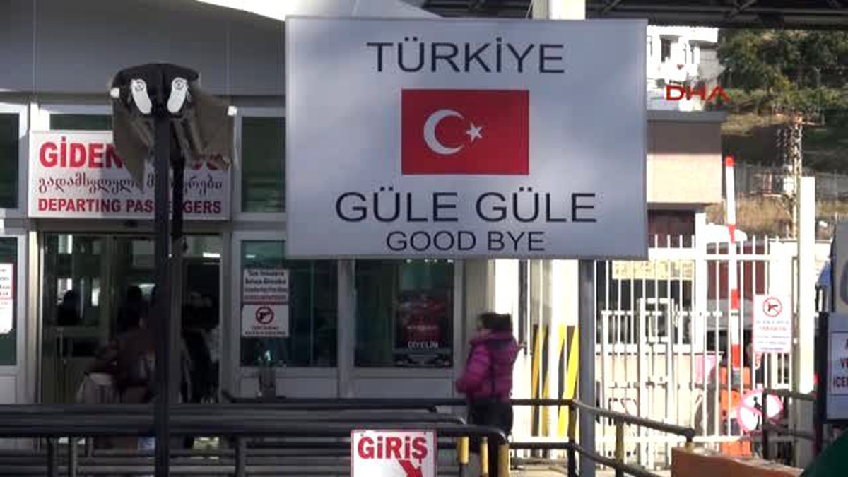 Artvin Türkiye\'nin Gürcistan Sınırında Gözü Yaşlı Bekleyiş