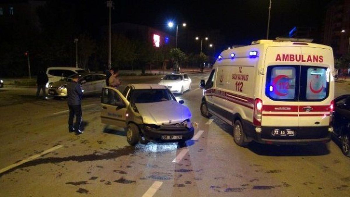 Batman\'da 3 Aracın Karıştığı Trafik Kazasında: 3 Kişi Yaralandı