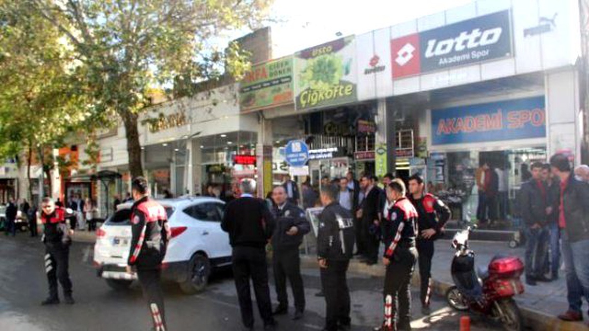 Emekli Polis Tartıştığı Kişiyi Ayağından Vurdu