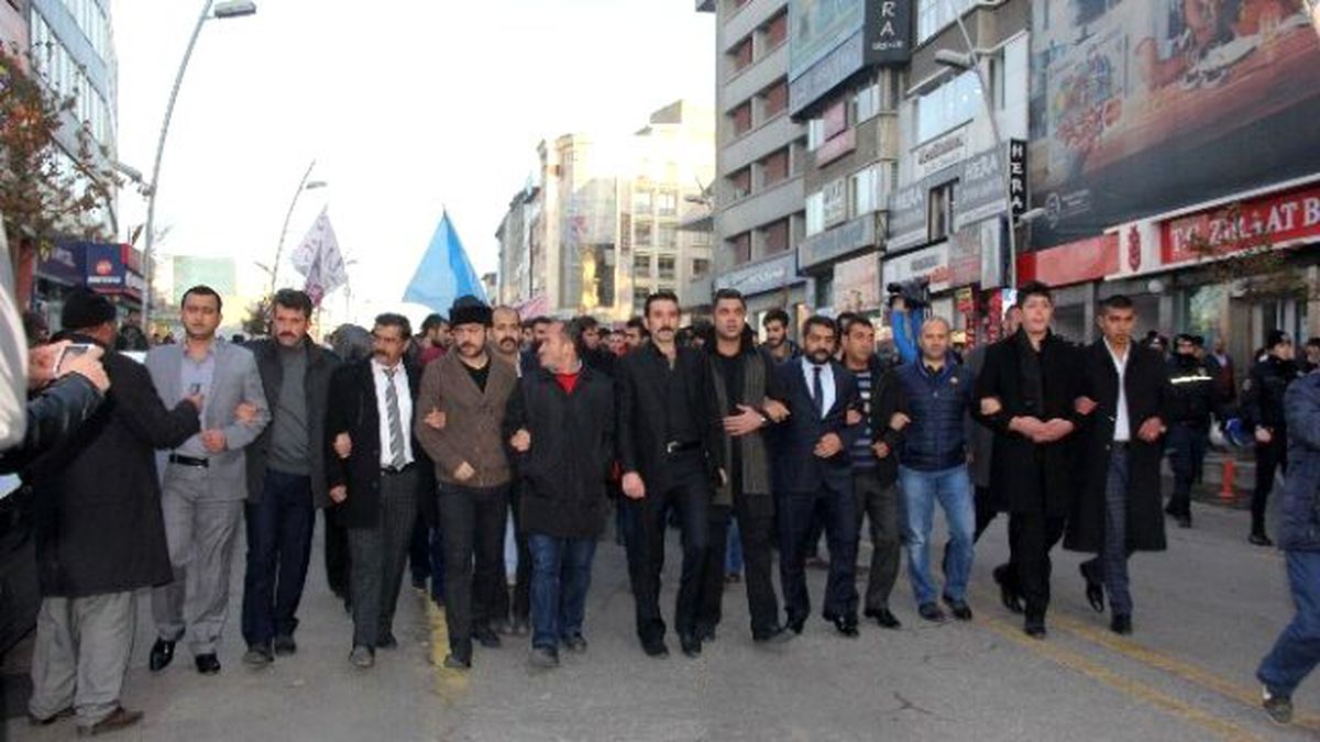 Erzurum\'da Ülkü Ocakları Türkmen Dağı\'nda Yaşanan Katliamı Protesto Etti