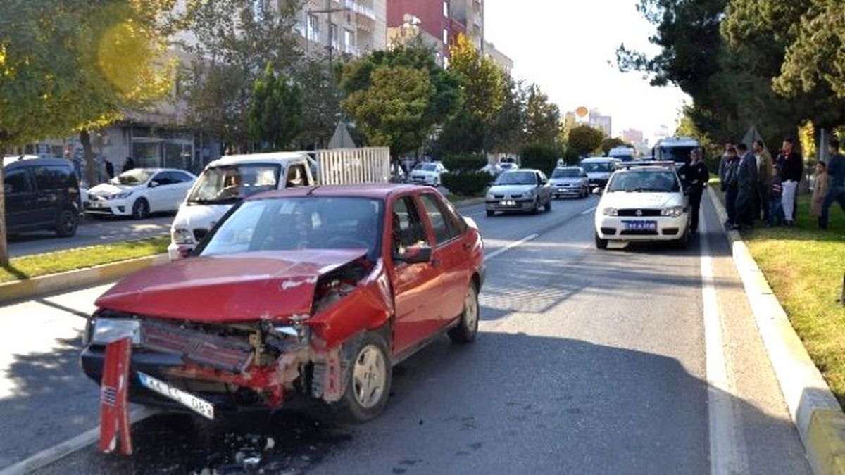 İki Otomobil Çarpıştı: 1 Yaralı