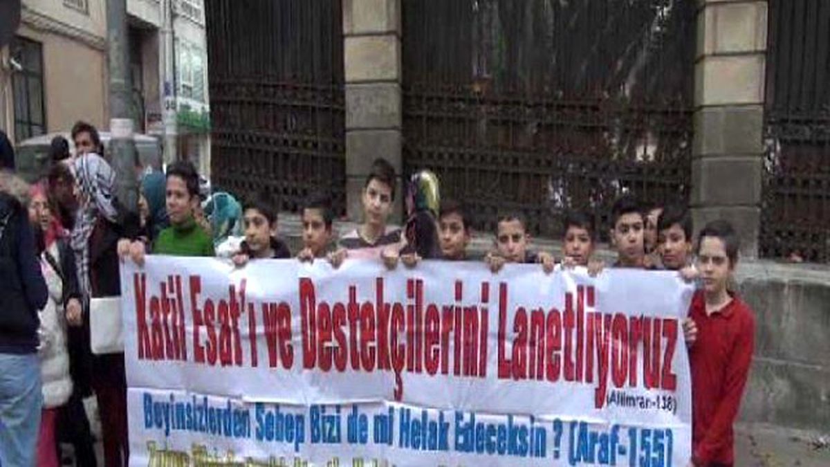 İran Başkonsolosluğu Önünde Suriyeli Çocuklardan Eylem