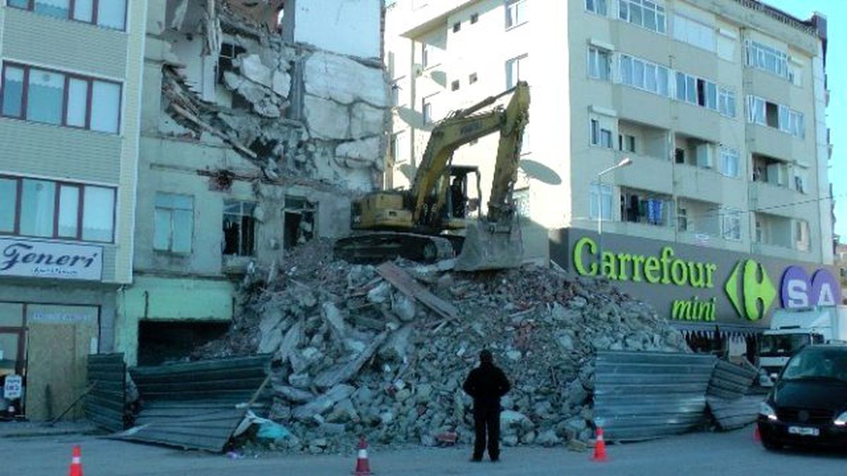 Kızılay\'a Bağışlanan Bina Yıkılıyor