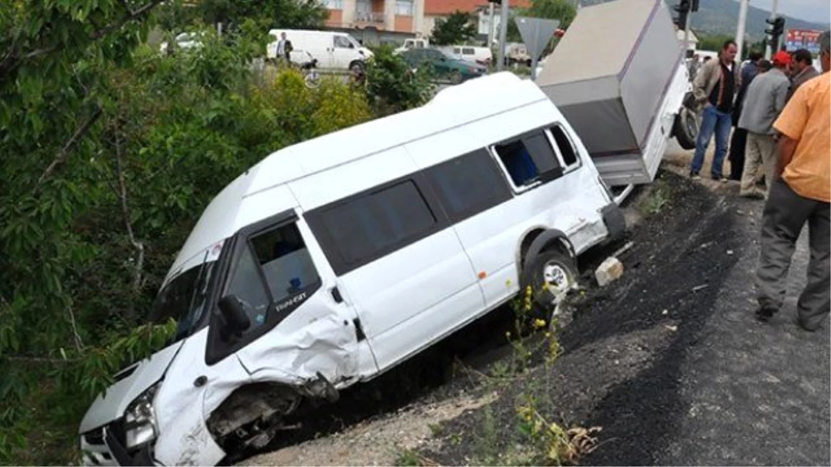 Konya\'da Trafik Kazası: 12 Yaralı