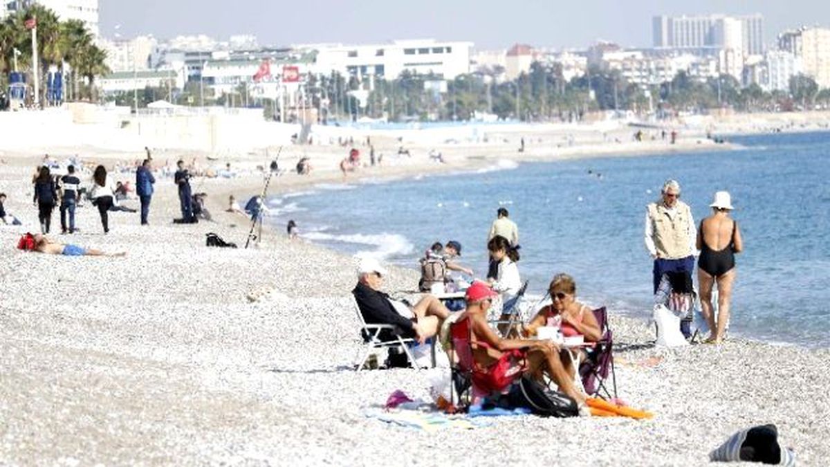 Marmara\'da Fırtına, Antalya\'da Deniz Keyfi Yaşanıyor