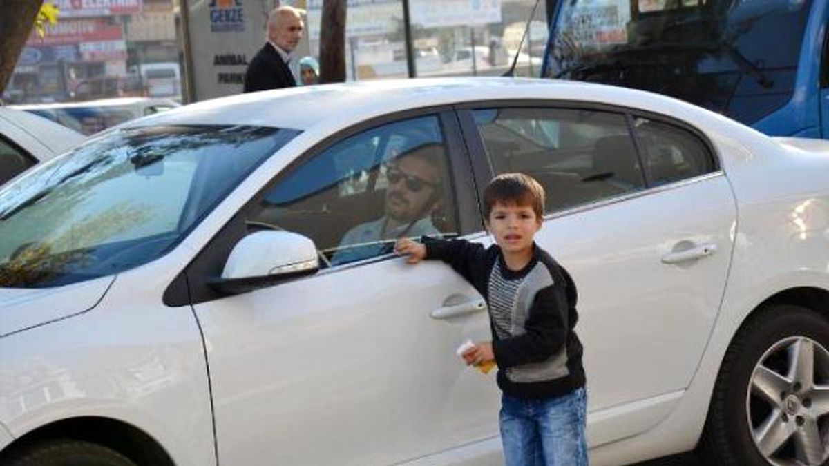 Mendil Satan Suriyeli Çocuklar Sürücülere Zor Anlar Yaşatıyor