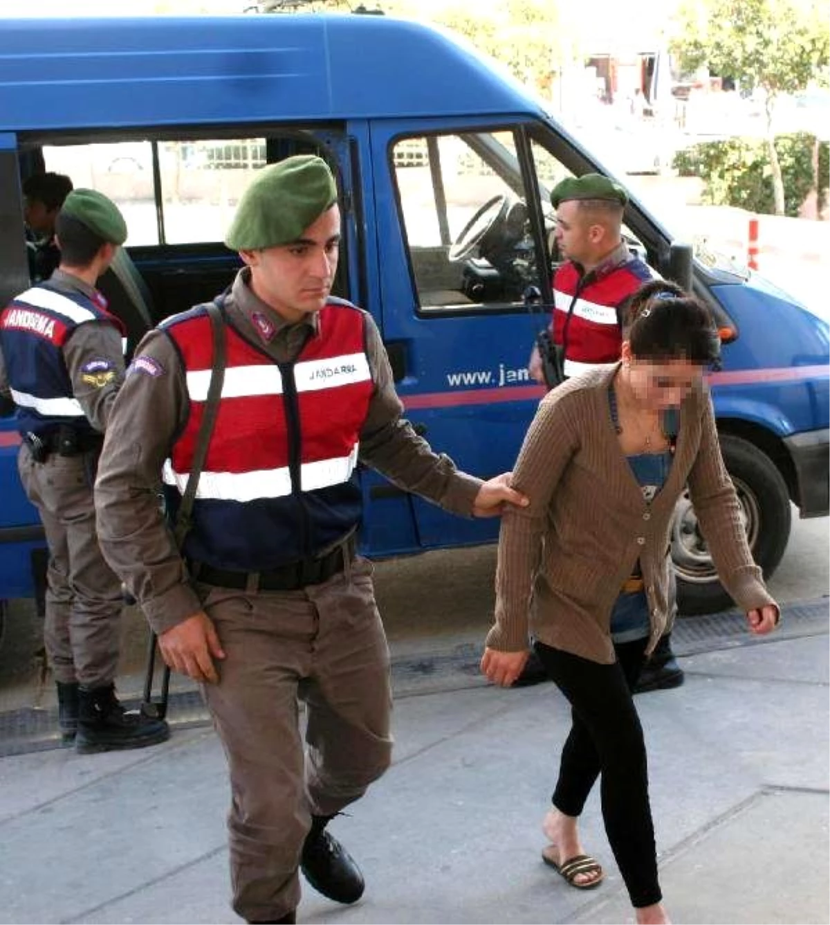 Mersin\'de Fuhuş Operasyonu: 5\'i Suriyeli 17 Gözaltı