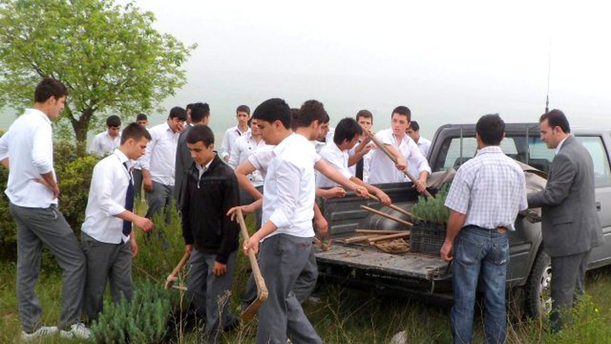 Galatasaray Lisesi Öğrencileri Bursa\'da Fidan Dikti