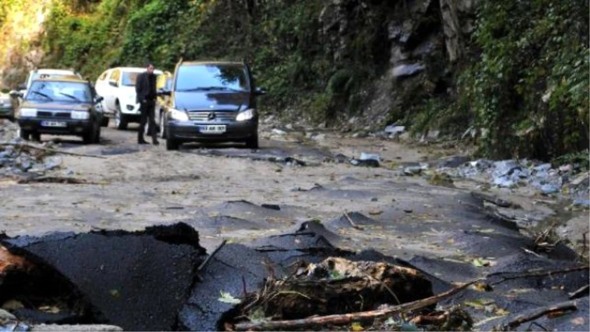 Ereğli\'de Heyelan Nedeniyle Kapanan Yol