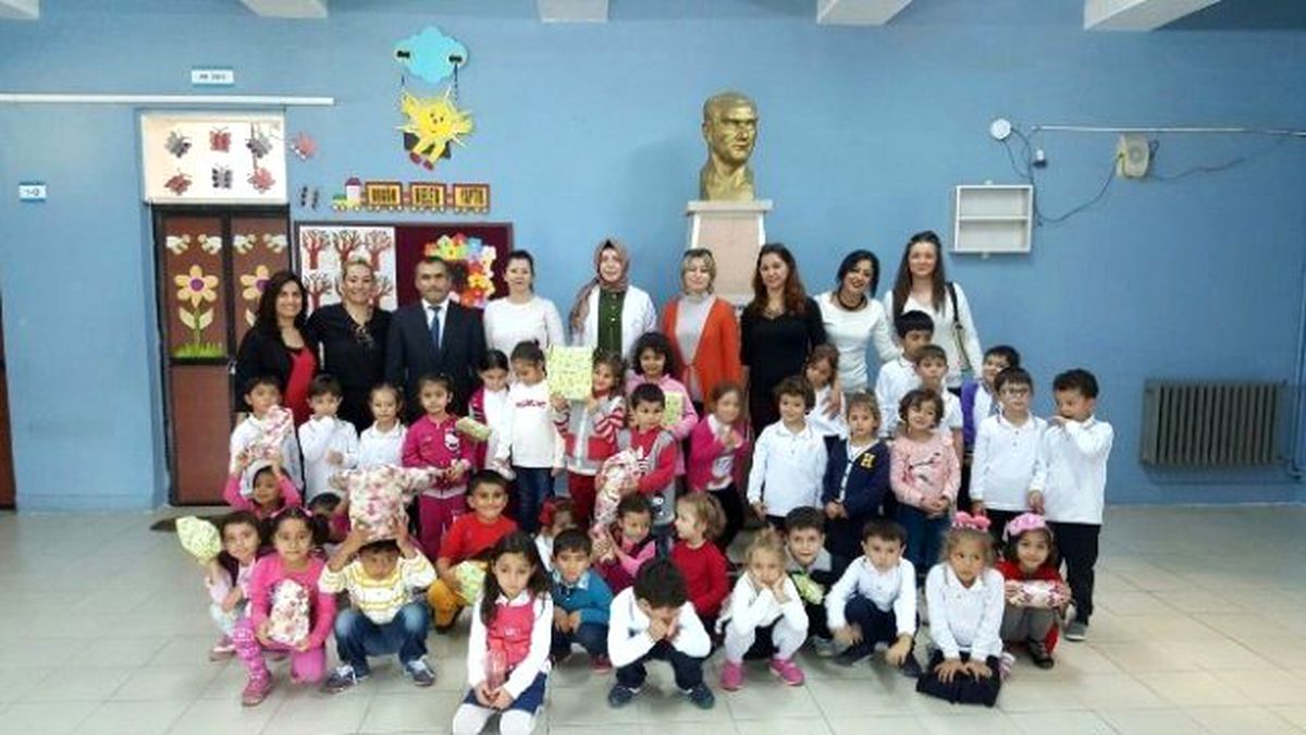 Söke Ege Koleji\'nin Minikleri Oyuncaklarını Paylaşıyor