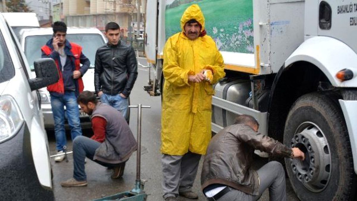 Tatvan\'daki Sürücüler Lastikçilere Akın Ediyor
