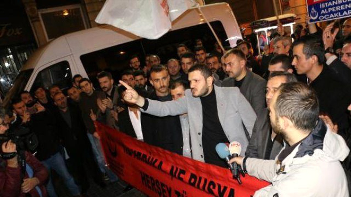 Ülkü Ocakları ve Alperen Ocakları\'ndan Rusya Başkonsolosluğu Önünde Protesto