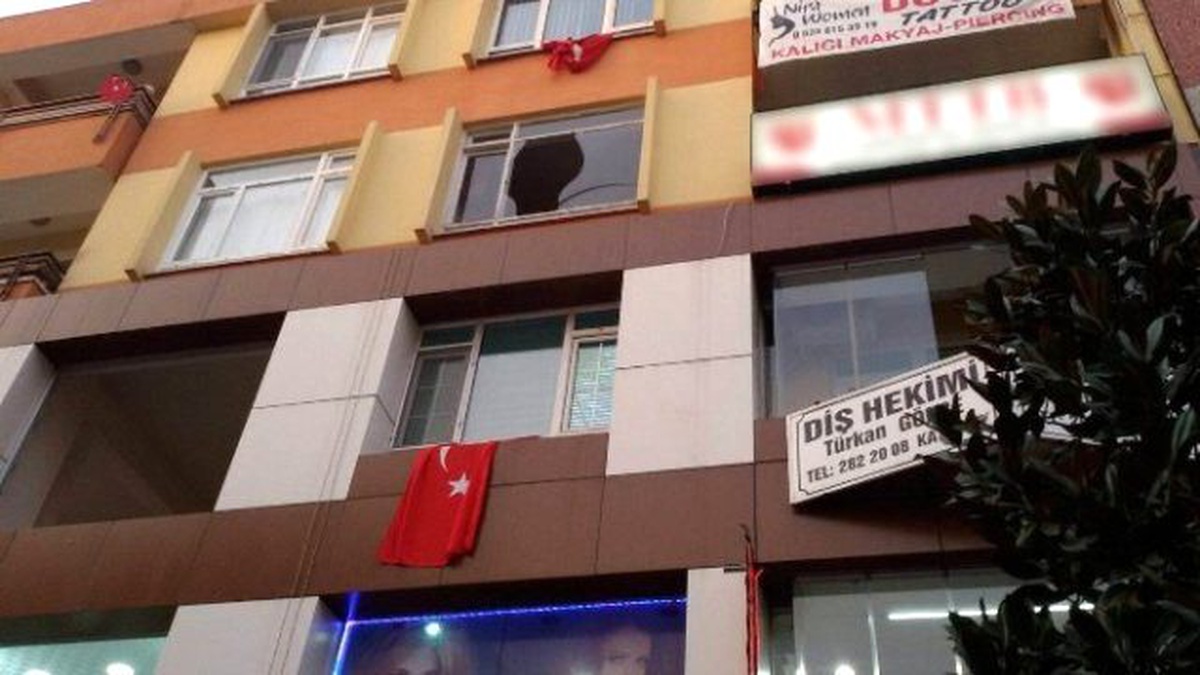 Yüksekten Düşen Cam Parçası İki Kişiyi Yaraladı