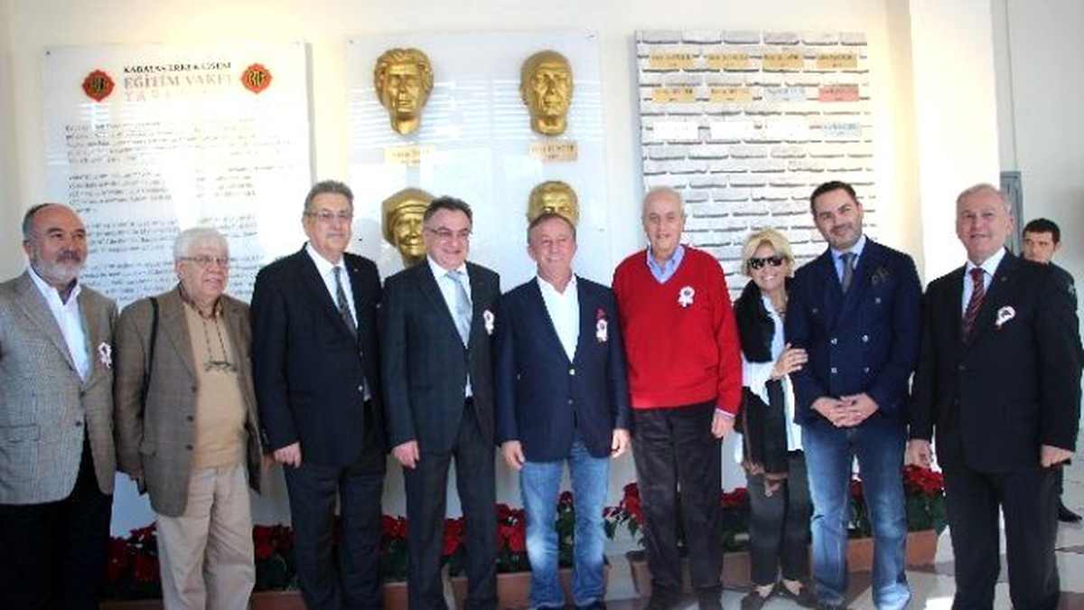 Ali Ağaoğlu\'na Kabataş Lisesi Eğitim Vakfından Anlamlı Hediye