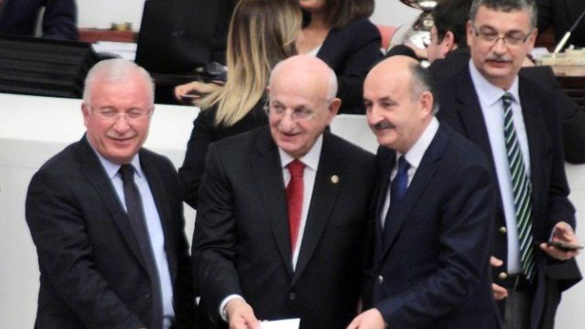 Davutoğlu ve Kılıçdaroğlu Oy Kullanmak İçin Arka Arkaya Sıraya Girdi