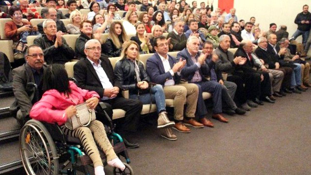 Fatih Portakal\'ın Şaşıp Kaldığı An: Masasına Türk Bayrağı Bırakıldı