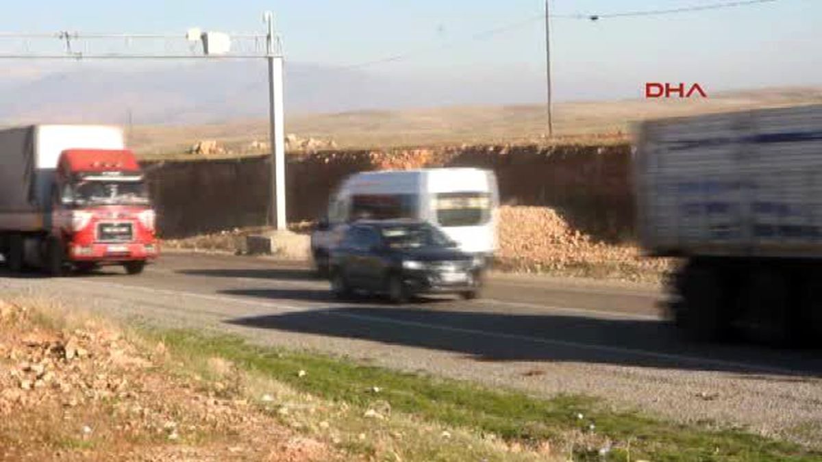 İdil\'de Yol Kapatan Ydg-H\'li Gruba Polis Müdahalesi