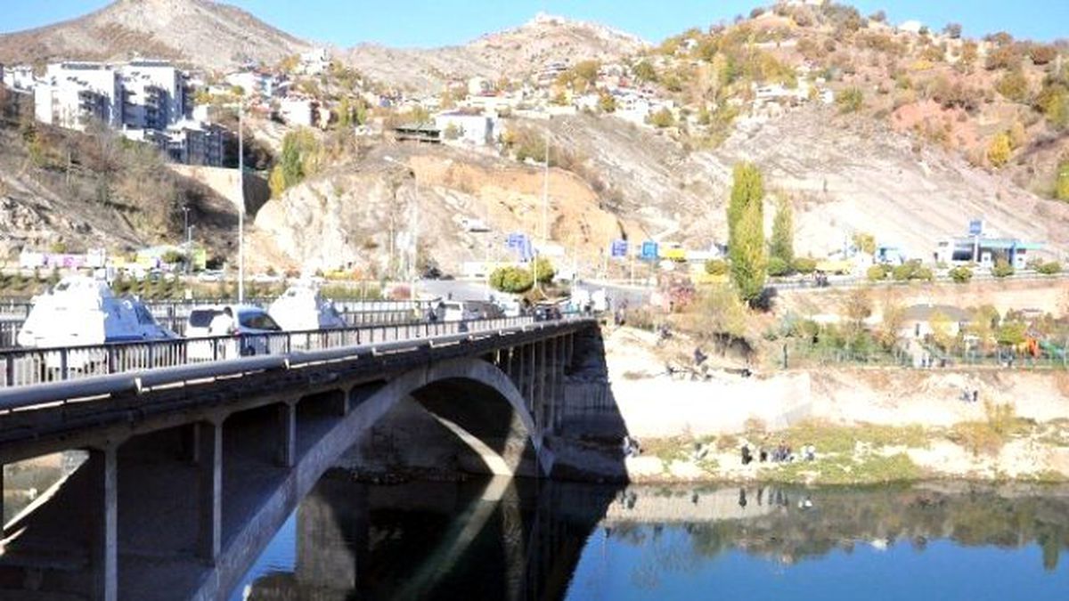 İntihar Eden Şahsın Cesedini Sudan Çevik Kuvvet Müdürü ve Vatandaş Çıkardı