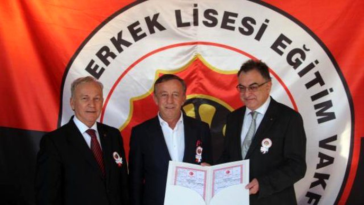 Kabataş Erkek Lisesi\'nden İş Adamı Ali Ağaoğlu\'na \'Mask\' Jesti