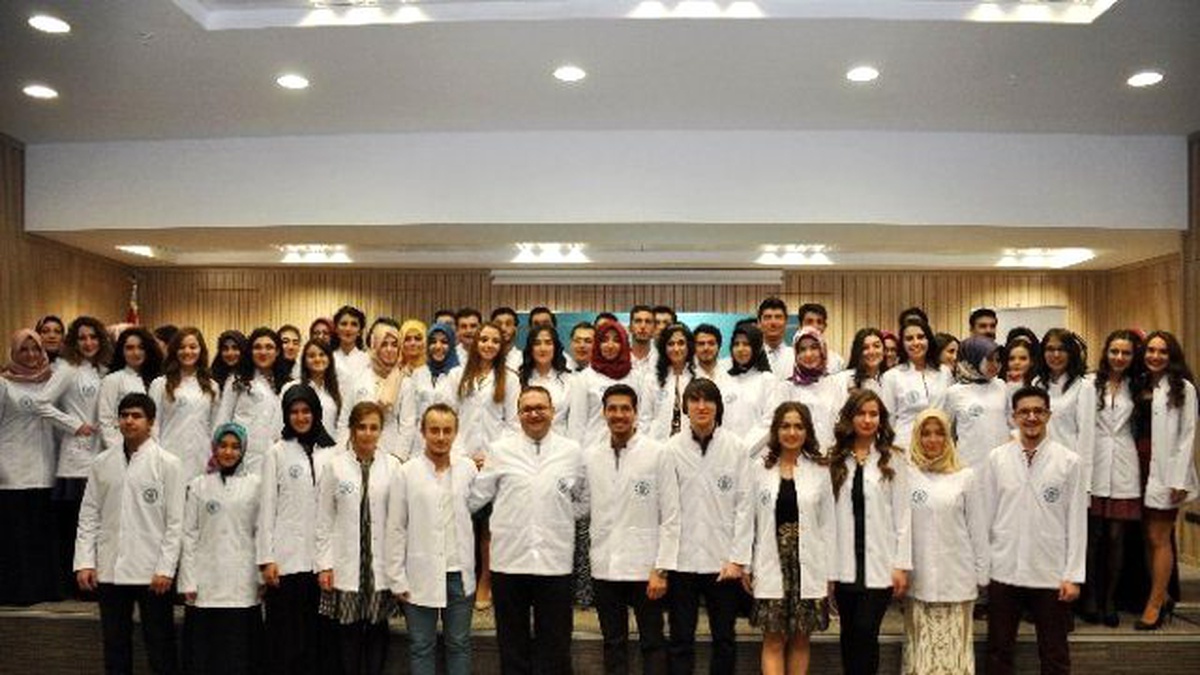 Neü Diş Hekimliği Fakültesi\'nde Önlük Giydirme Töreni
