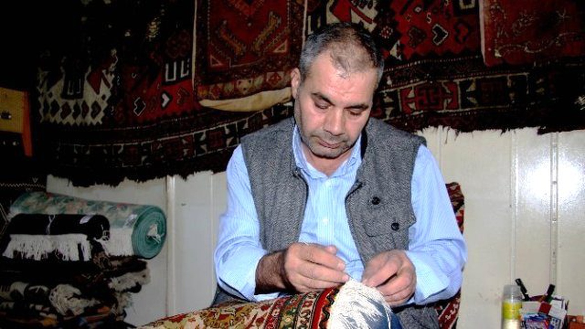 35 Yıldır El Dokuması Halıları Tamir Ediyor