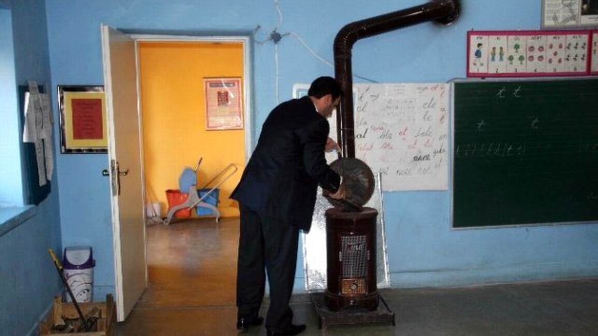 Köy Okuluna Atanan Öğretmen 3 Görevi Aynı Anda Üstleniyor