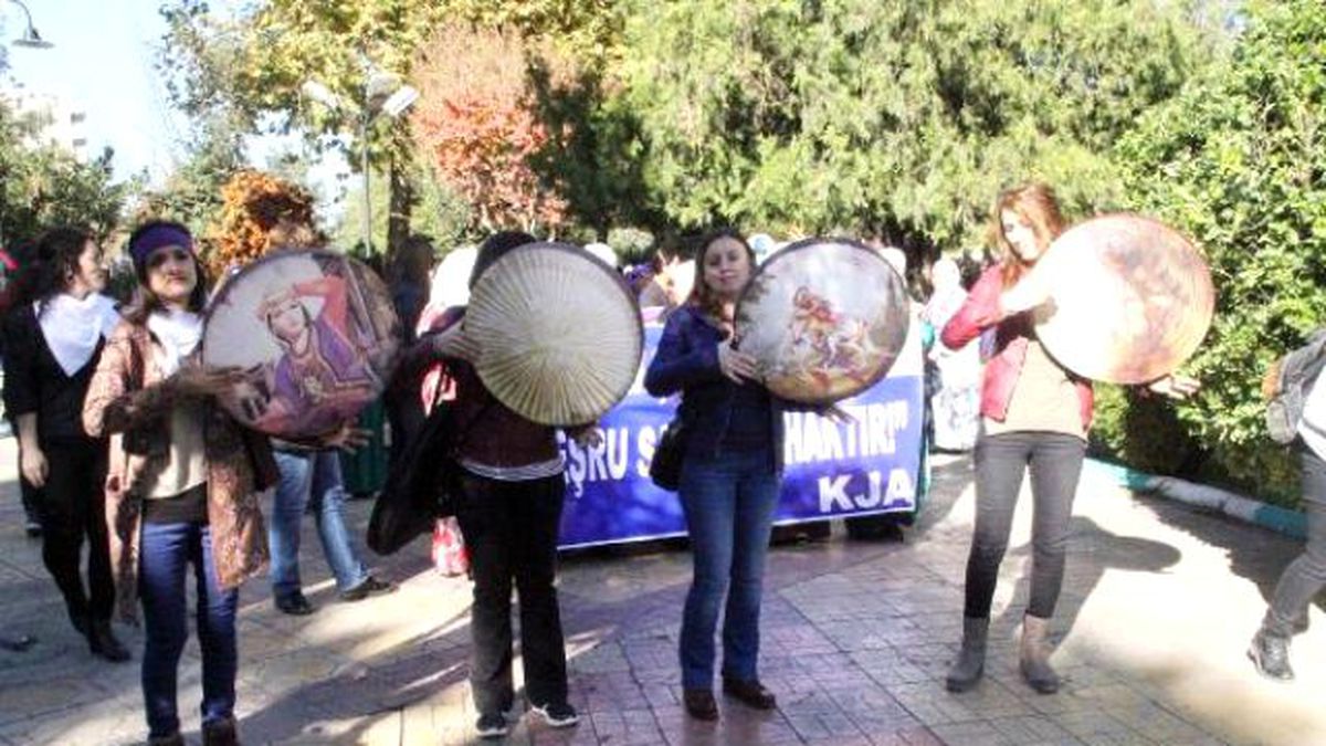 Şanlıurfa\'da Kadınlardan Şeddeti Protesto Yürüyüşü