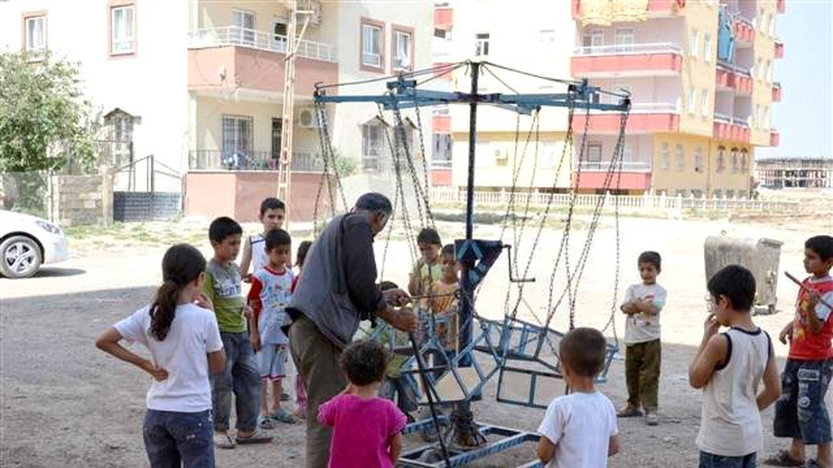 Seyyar Dönme Dolapla Hayata Tutunmaya Çalışıyor