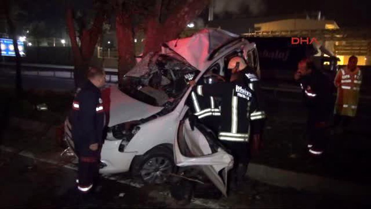 Adana\'da Hafif Ticari Araç Ağaca Çarptı: 3 Yaralı