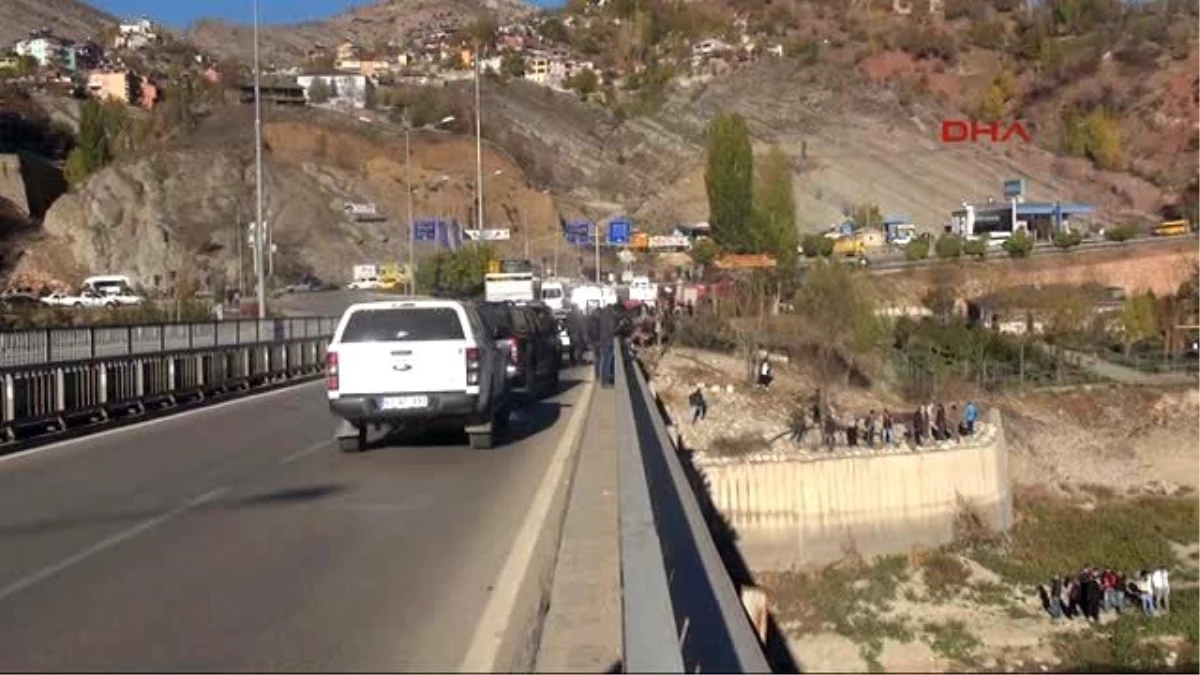 Tunceli\'de Nehirde Boğulan Kişinin Cenazesini Polis Müdürü Çıkarkardı