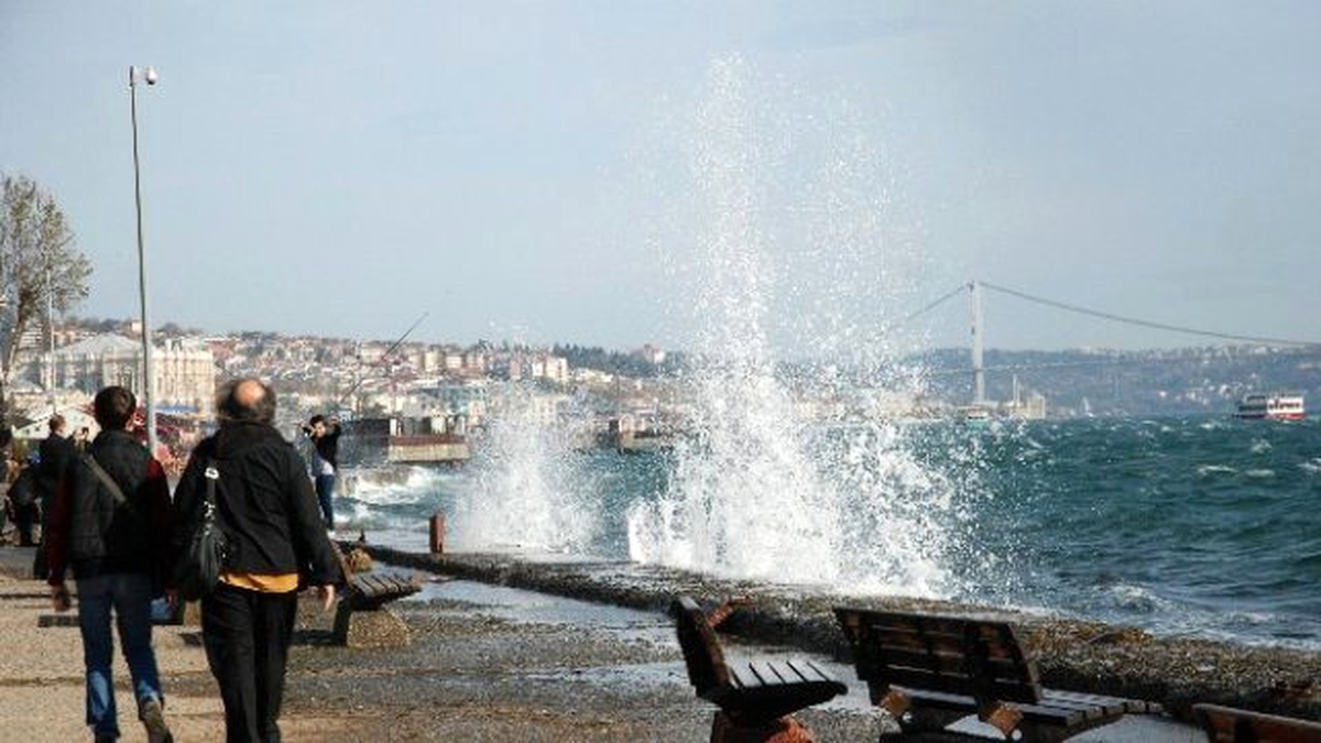 Turistler Dev Dalgalarla Fotoğraf Çektirdi