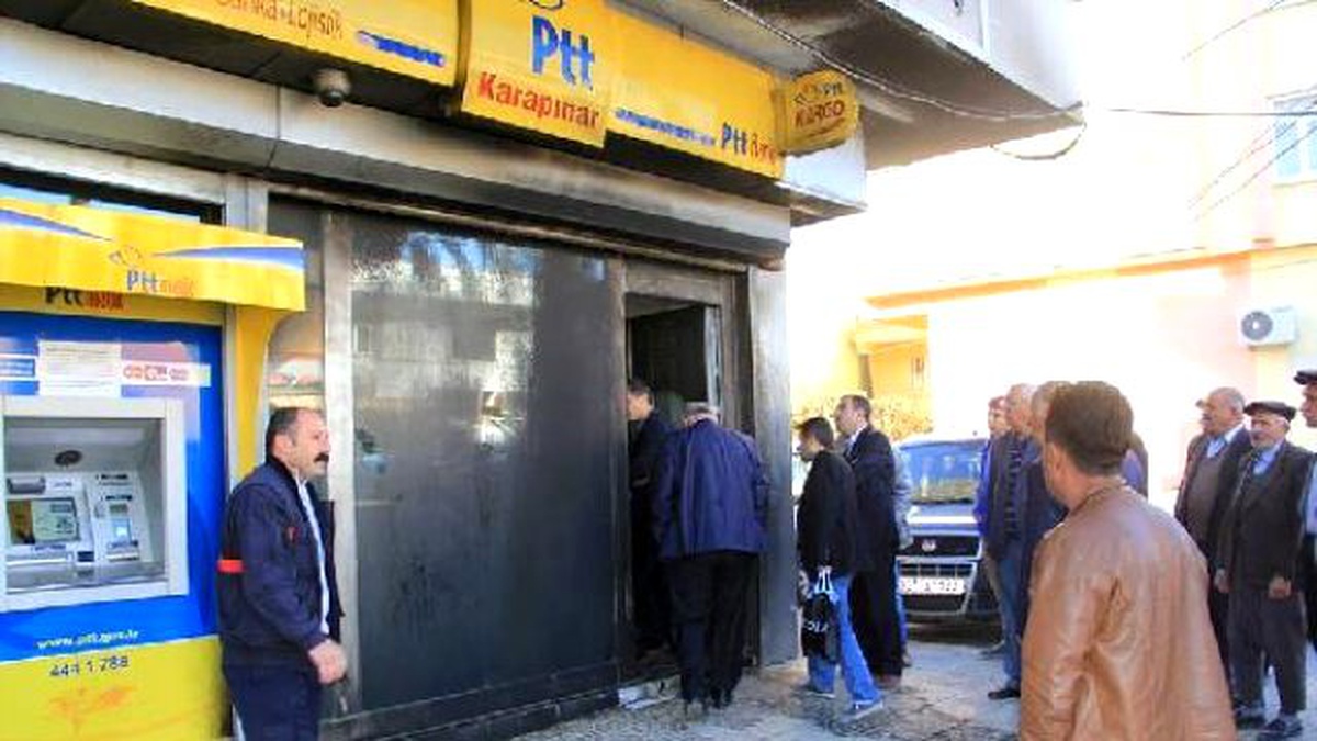 Adıyaman\'da PTT Şubesine Kundaklama Girişimi