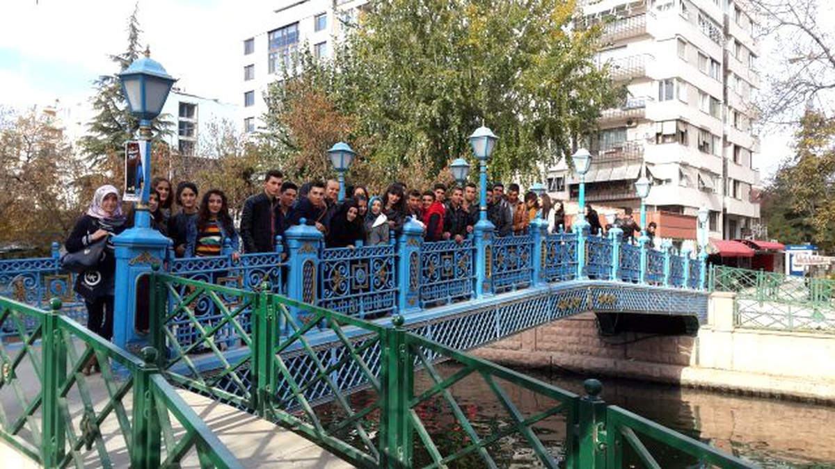 Aksaraylı öğrenciler Eskişehir\'de ilk kez tiyatro seyrettiler