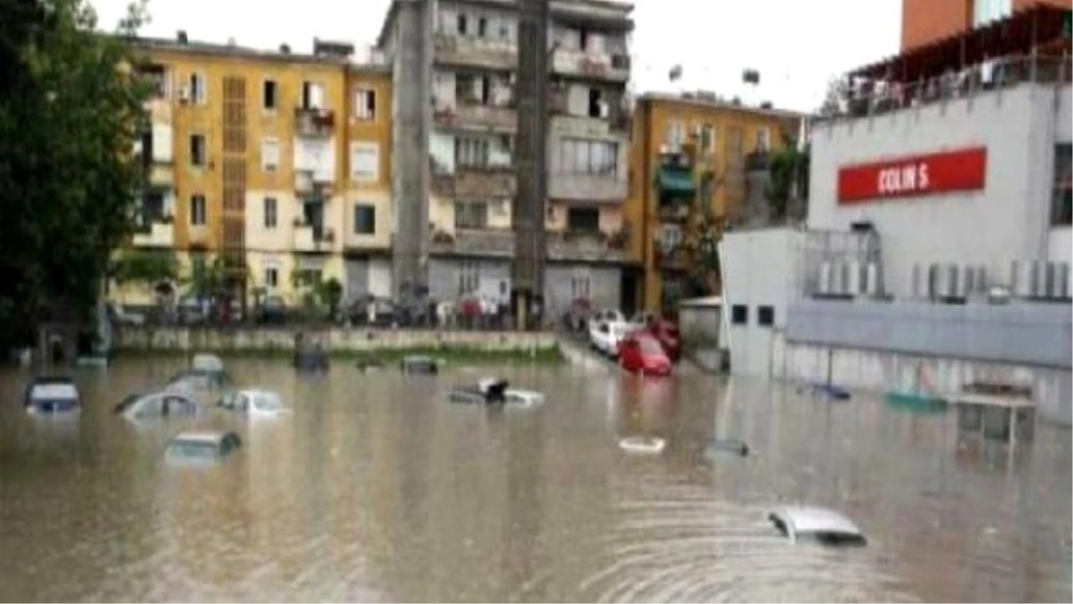 Arnavutluk\'ta Sel : 3 Kişi Hayatını, 4 Kişi Kayıp