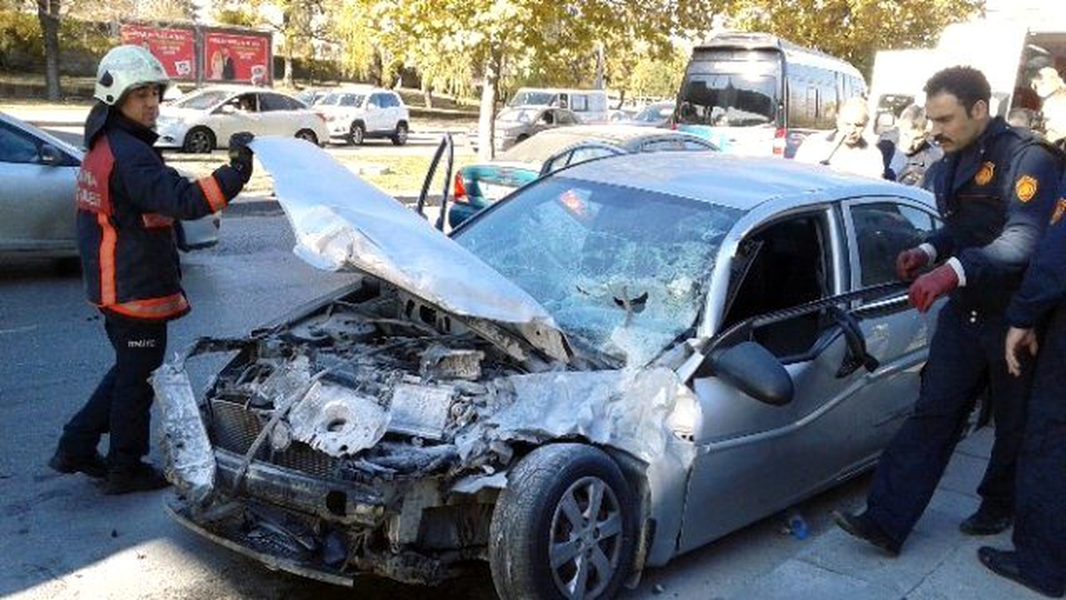Başkent\'te Dolmuş ile Otomobil Çarpıştı: 1 Yaralı