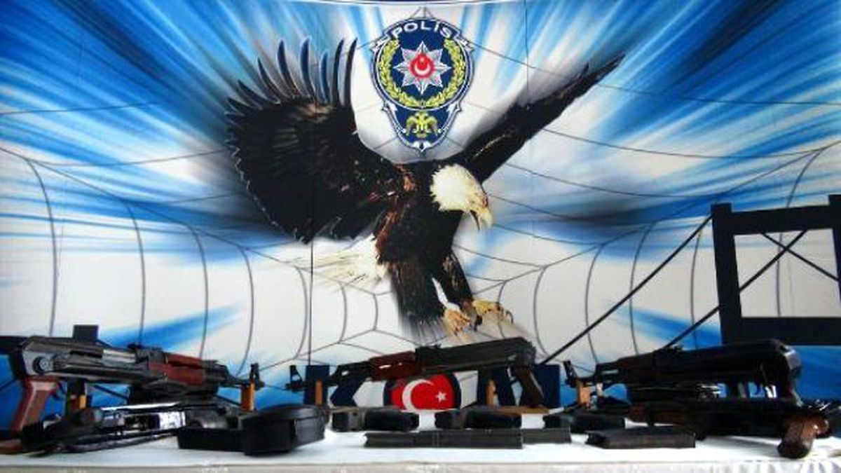 Beyoğlu\'nda Cephanelik Çıkan Evde Yakalanan Şüpheli Tutuklandı