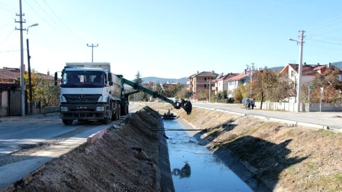 Bolu\'da Sulama Kanalları Temizleniyor