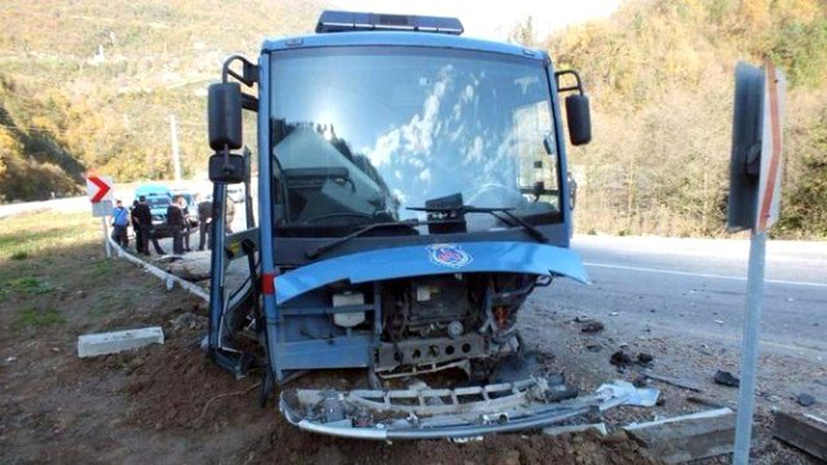Cezaevi Aracı ile Otomobil Çarpıştı: 2 Yaralı