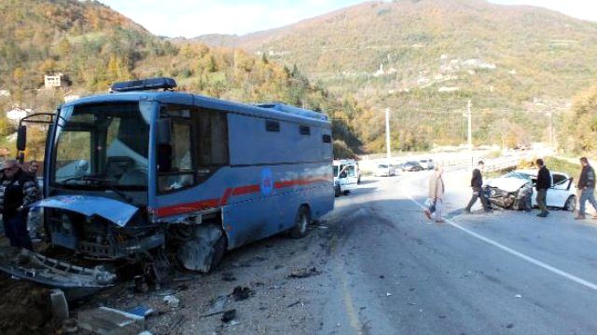 Cezaevi Nakil Aracı Otomobille Çarpıştı: 2 Yaralı