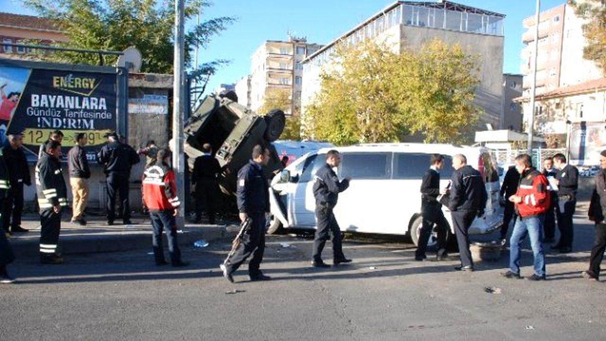 Diyarbakır\'da Trafik Kazası: 4\'ü Asker, 5 Yaralı