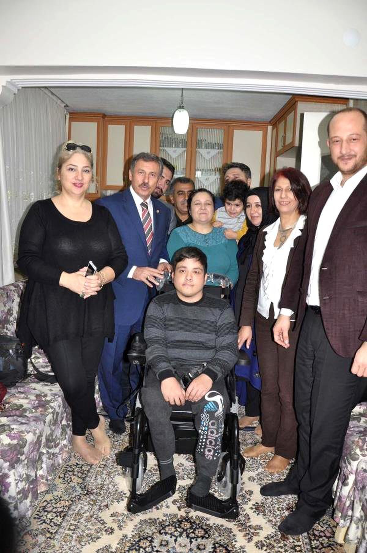 AK Partili Özdağ Engelli Gence Akülü Tekerlekli Sandalye Hediye Etti