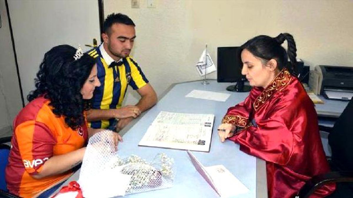 Galatasaray ve Fenerbahçe Formasıyla Evlendiler