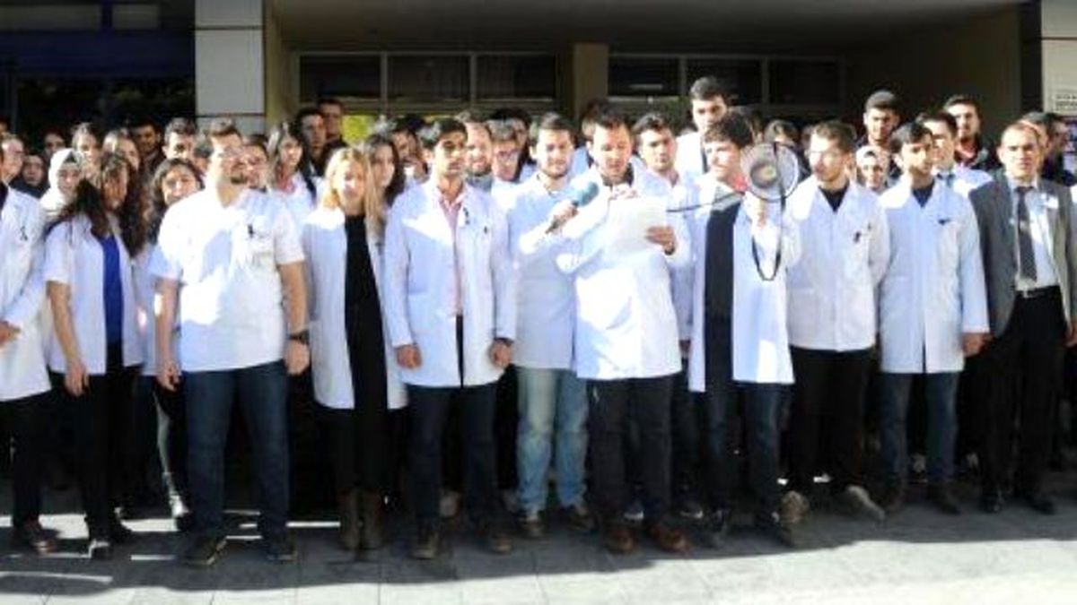 Gaziantep\'te Tıp Öğrencilerinden Doktor Cinayeti Protestosu