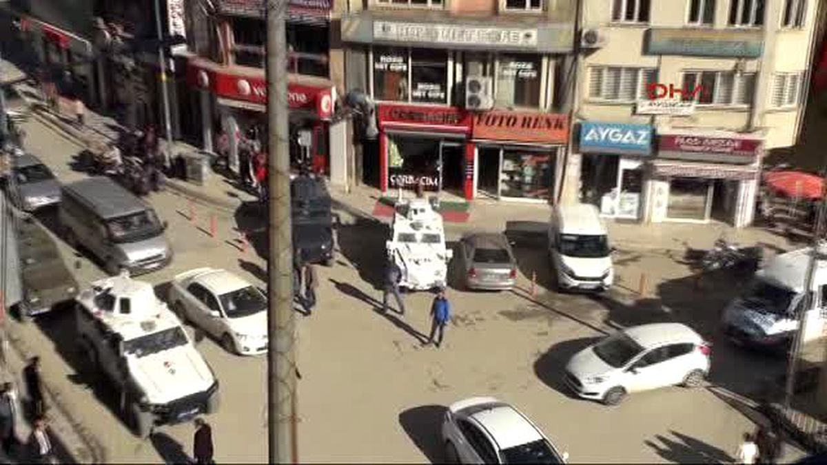 Hakkari\'de HDP ve DBP Oturma Eylemi Yaptı