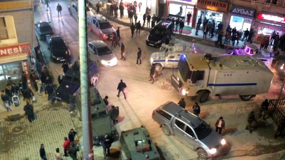 Hakkari\'de İki Gencin Kavgası Polisi Alarma Geçirdi
