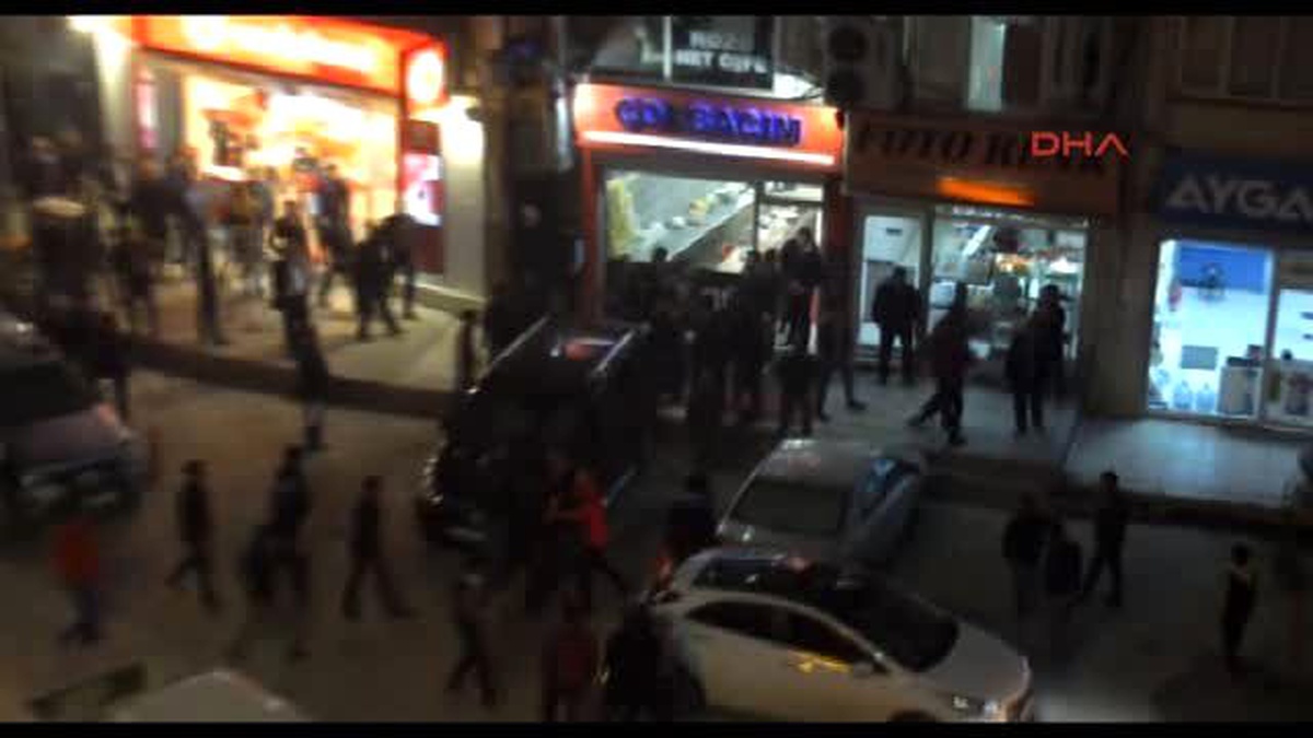 Hakkari\'de İki Gencin Kavgasını Polis Ayırdı