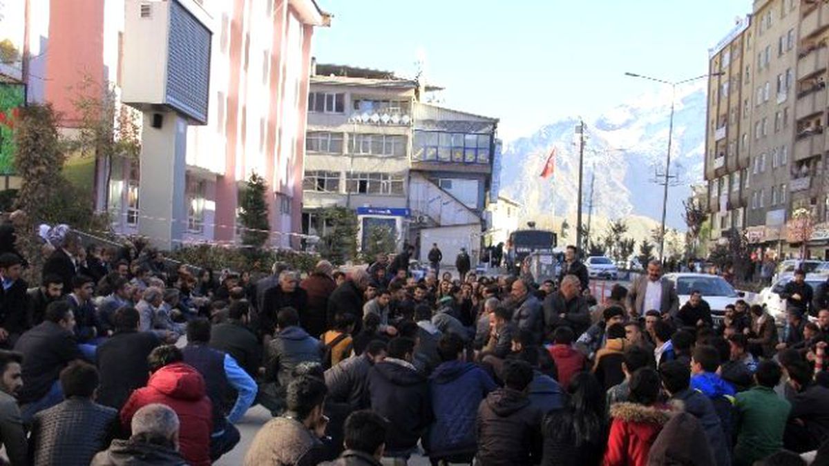Hdp\'nin Yürüyüşü Polis Engeline Takıldı