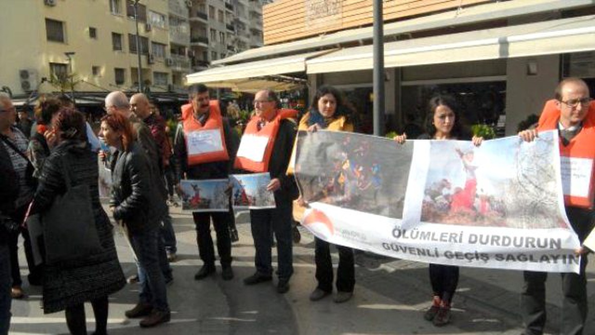 İzmir\'deki Suriyeliler İçin Avrupa Ülkelerine \'Kapınızı Açın\' Çağrısı